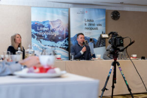 Live aus Prag informierten Tirol Werbung-Geschäftsführer Florian Phleps und Marktmanagerin Kasia Gaczorek über Neuigkeiten aus dem Tiroler Bergwinter. © Tirol Werbung