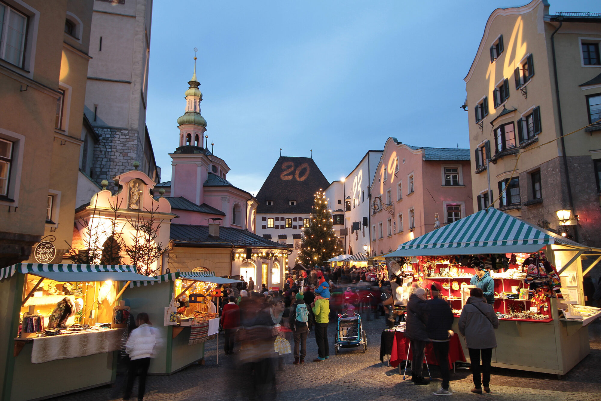 Advent in Tirol Acht Christkindlmärkte laden beschaulich und genussvoll in die Vorweihnachtszeit - 4 Diskutierten in Fügen zum Thema „Bewegung ist mehr als Sport“ (v.l.): Skisprung-Legende Toni Innauer, Thomas Rohregger (ehemaliger Rennradprofi, Sportnetzwerk Tirol), Sportwissenschaftlerin Elisabeth Happ (Universität Innsbruck), Anna-Maria Kogler (Sportnetzwerk Tirol), Christoph Ebenbichler (Skicrosser, Trainer und Sportwissenschaftler), Stefan Steinacher (Sportmoderator) und Bergläufer Markus Kröll. © LRTH