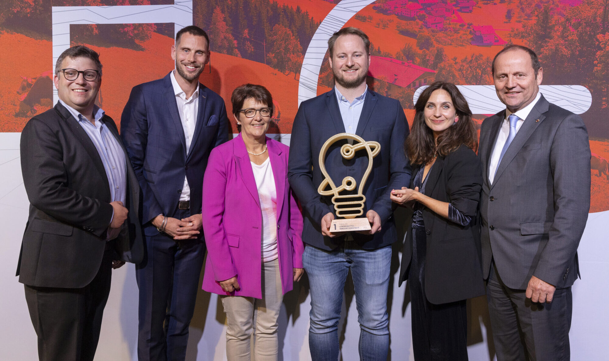 Diskutierten in Fügen zum Thema „Bewegung ist mehr als Sport“ (v.l.): Skisprung-Legende Toni Innauer, Thomas Rohregger (ehemaliger Rennradprofi, Sportnetzwerk Tirol), Sportwissenschaftlerin Elisabeth Happ (Universität Innsbruck), Anna-Maria Kogler (Sportnetzwerk Tirol), Christoph Ebenbichler (Skicrosser, Trainer und Sportwissenschaftler), Stefan Steinacher (Sportmoderator) und Bergläufer Markus Kröll. © LRTH