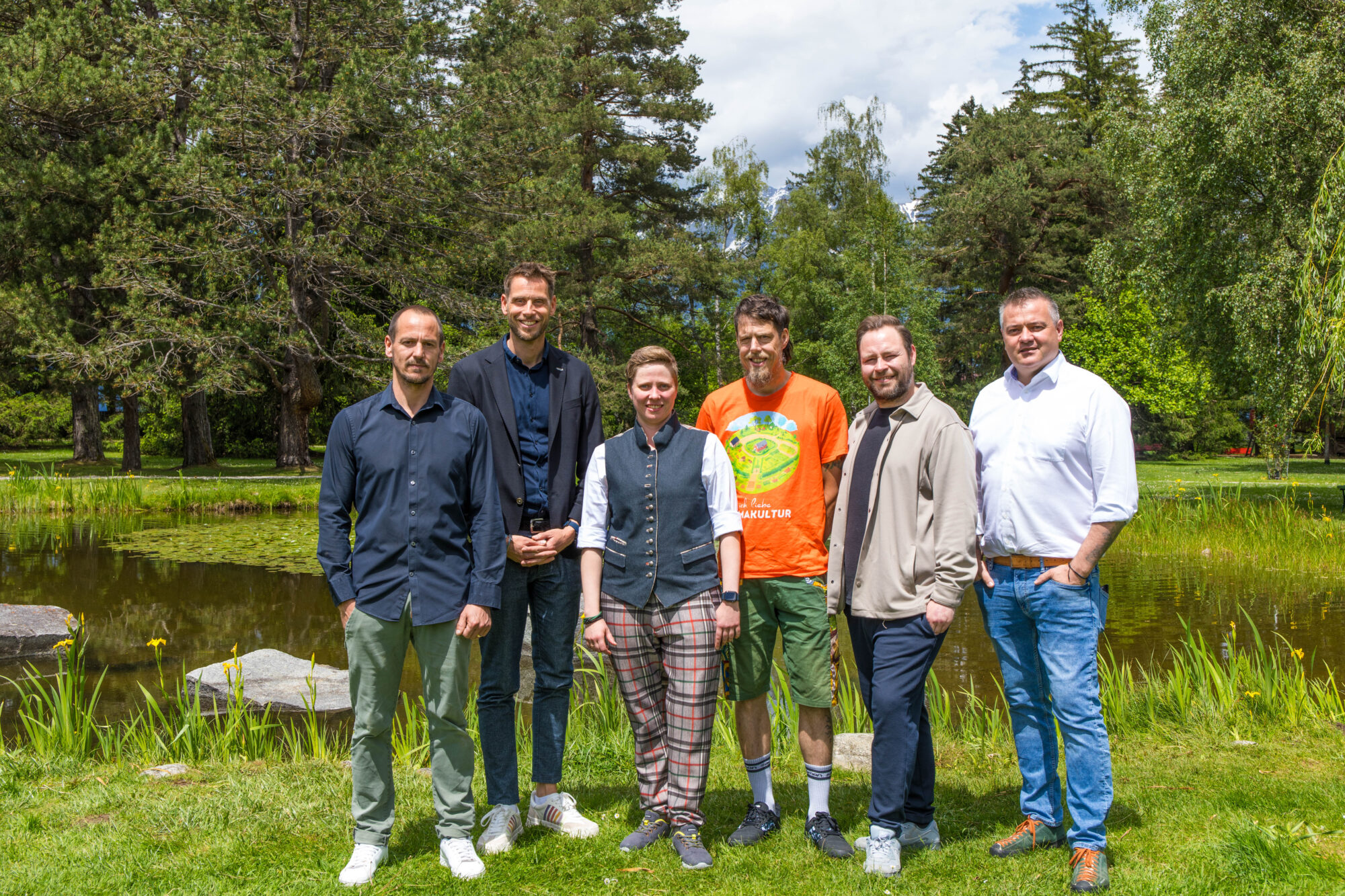 AMTirol_online_Alpinisstneu Anna Auer 2025-06-06 Diskutierten in Fügen zum Thema „Bewegung ist mehr als Sport“ (v.l.): Skisprung-Legende Toni Innauer, Thomas Rohregger (ehemaliger Rennradprofi, Sportnetzwerk Tirol), Sportwissenschaftlerin Elisabeth Happ (Universität Innsbruck), Anna-Maria Kogler (Sportnetzwerk Tirol), Christoph Ebenbichler (Skicrosser, Trainer und Sportwissenschaftler), Stefan Steinacher (Sportmoderator) und Bergläufer Markus Kröll. © LRTH
