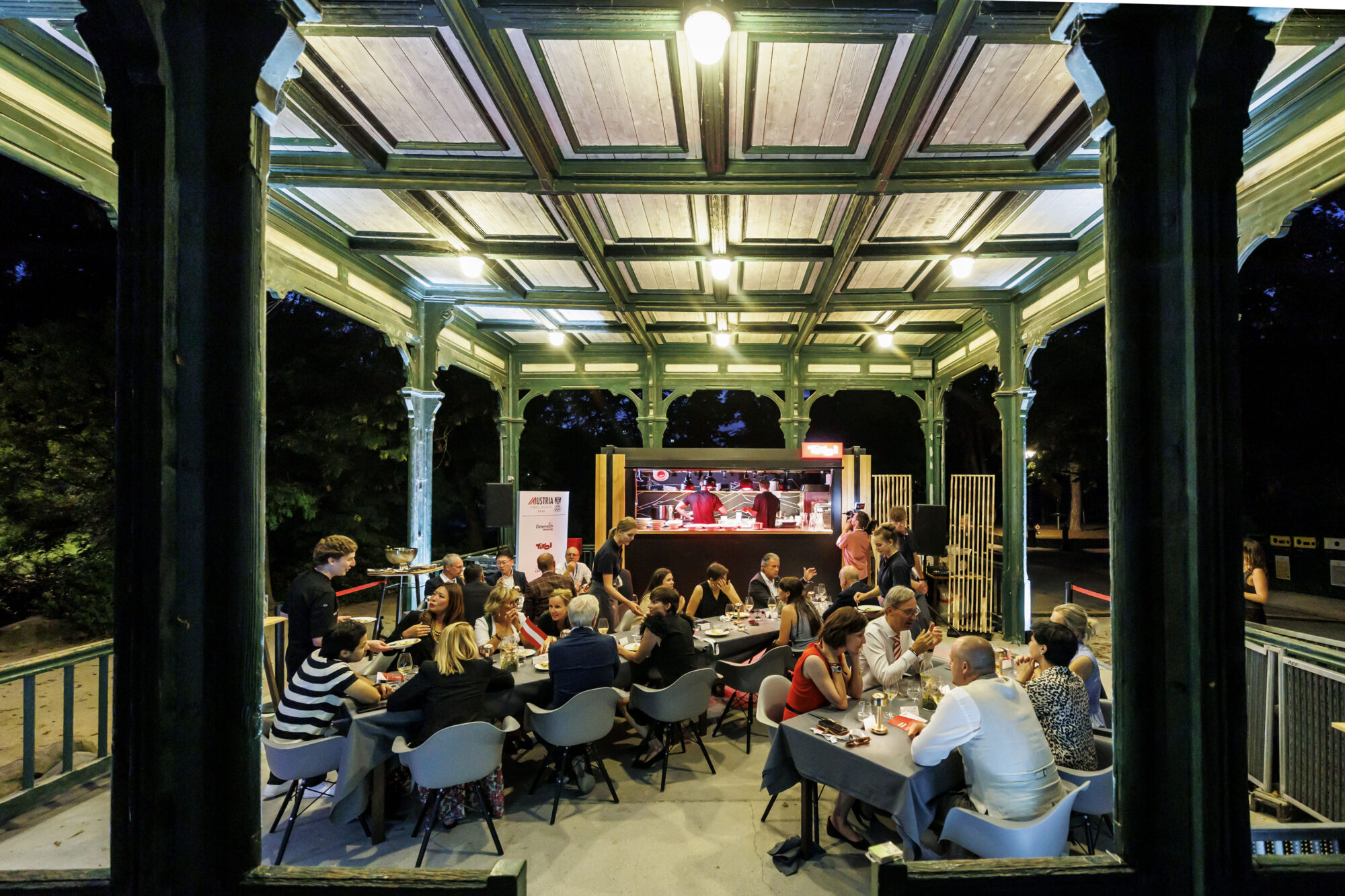 LRTG_Olympia Paris 2024_Chef's Table Benjamin Parth (2) Martina Nairz 2025-02-20 Diskutierten in Fügen zum Thema „Bewegung ist mehr als Sport“ (v.l.): Skisprung-Legende Toni Innauer, Thomas Rohregger (ehemaliger Rennradprofi, Sportnetzwerk Tirol), Sportwissenschaftlerin Elisabeth Happ (Universität Innsbruck), Anna-Maria Kogler (Sportnetzwerk Tirol), Christoph Ebenbichler (Skicrosser, Trainer und Sportwissenschaftler), Stefan Steinacher (Sportmoderator) und Bergläufer Markus Kröll. © LRTH