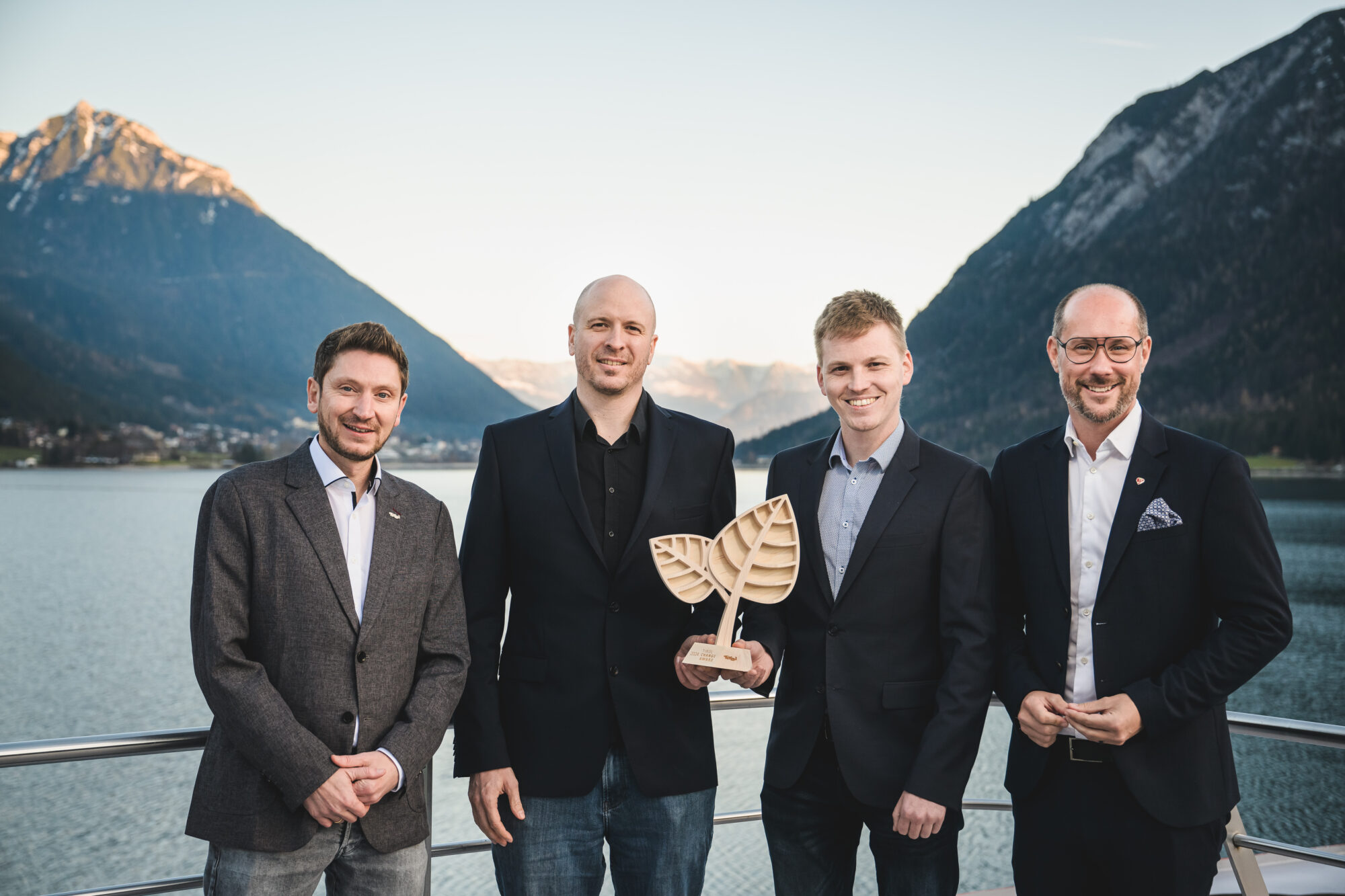 Diskutierten in Fügen zum Thema „Bewegung ist mehr als Sport“ (v.l.): Skisprung-Legende Toni Innauer, Thomas Rohregger (ehemaliger Rennradprofi, Sportnetzwerk Tirol), Sportwissenschaftlerin Elisabeth Happ (Universität Innsbruck), Anna-Maria Kogler (Sportnetzwerk Tirol), Christoph Ebenbichler (Skicrosser, Trainer und Sportwissenschaftler), Stefan Steinacher (Sportmoderator) und Bergläufer Markus Kröll. © LRTH