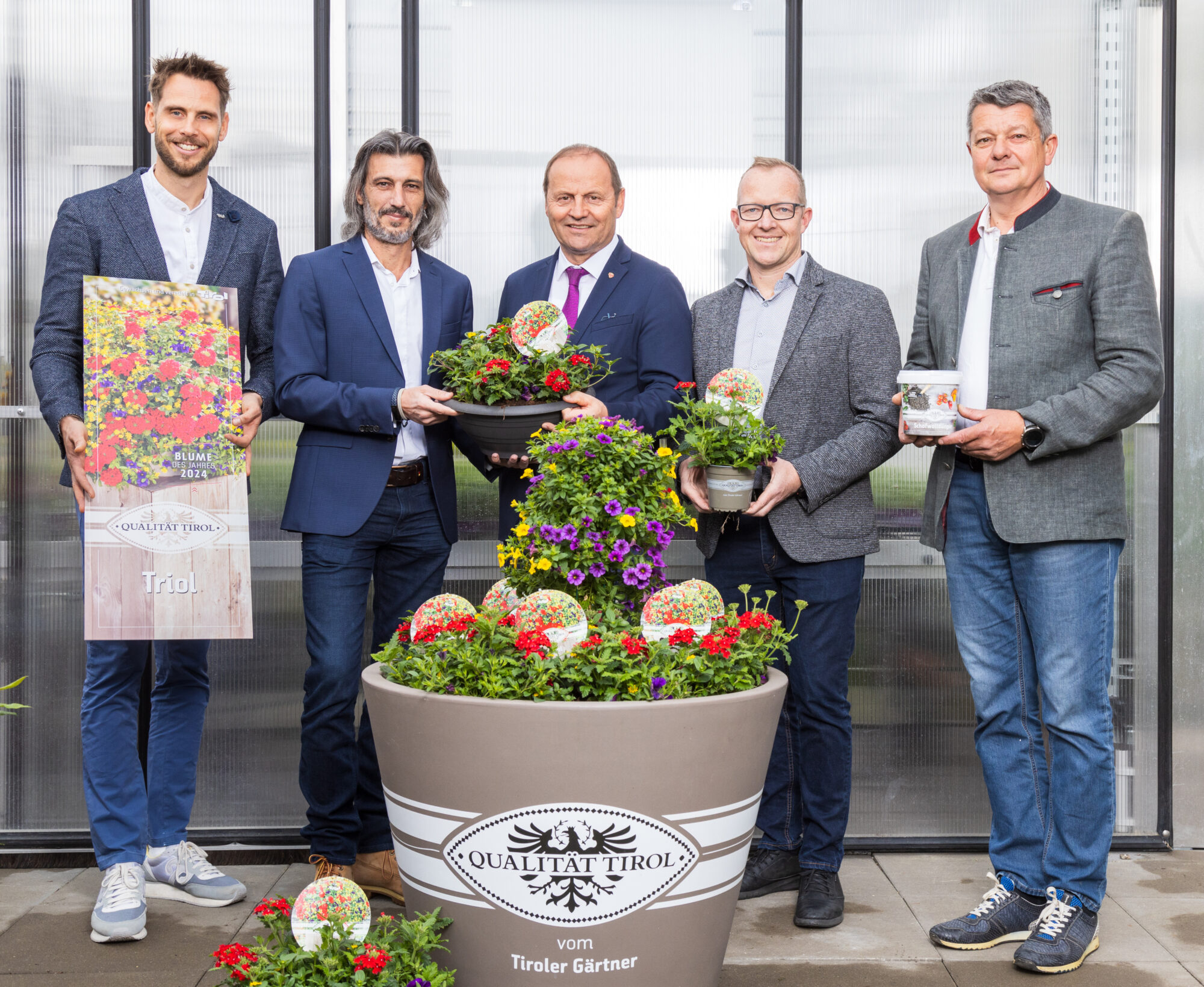 Pressefoto_Blume des Jahres 2024 Diskutierten in Fügen zum Thema „Bewegung ist mehr als Sport“ (v.l.): Skisprung-Legende Toni Innauer, Thomas Rohregger (ehemaliger Rennradprofi, Sportnetzwerk Tirol), Sportwissenschaftlerin Elisabeth Happ (Universität Innsbruck), Anna-Maria Kogler (Sportnetzwerk Tirol), Christoph Ebenbichler (Skicrosser, Trainer und Sportwissenschaftler), Stefan Steinacher (Sportmoderator) und Bergläufer Markus Kröll. © LRTH