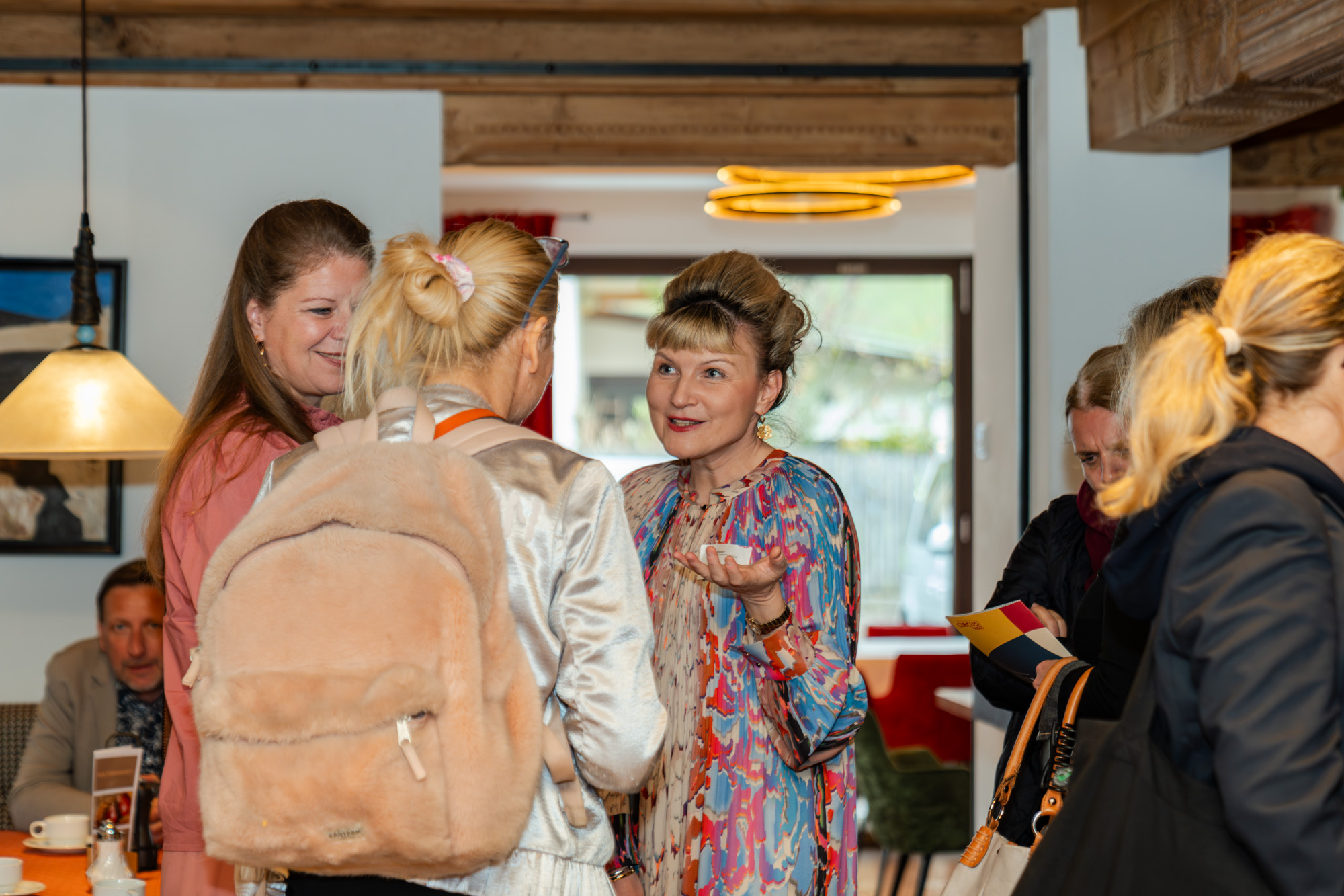 TW_Symposium-Kultur-Tourismus-11.24-(c)-Ringler-WEB-10 Diskutierten in Fügen zum Thema „Bewegung ist mehr als Sport“ (v.l.): Skisprung-Legende Toni Innauer, Thomas Rohregger (ehemaliger Rennradprofi, Sportnetzwerk Tirol), Sportwissenschaftlerin Elisabeth Happ (Universität Innsbruck), Anna-Maria Kogler (Sportnetzwerk Tirol), Christoph Ebenbichler (Skicrosser, Trainer und Sportwissenschaftler), Stefan Steinacher (Sportmoderator) und Bergläufer Markus Kröll. © LRTH
