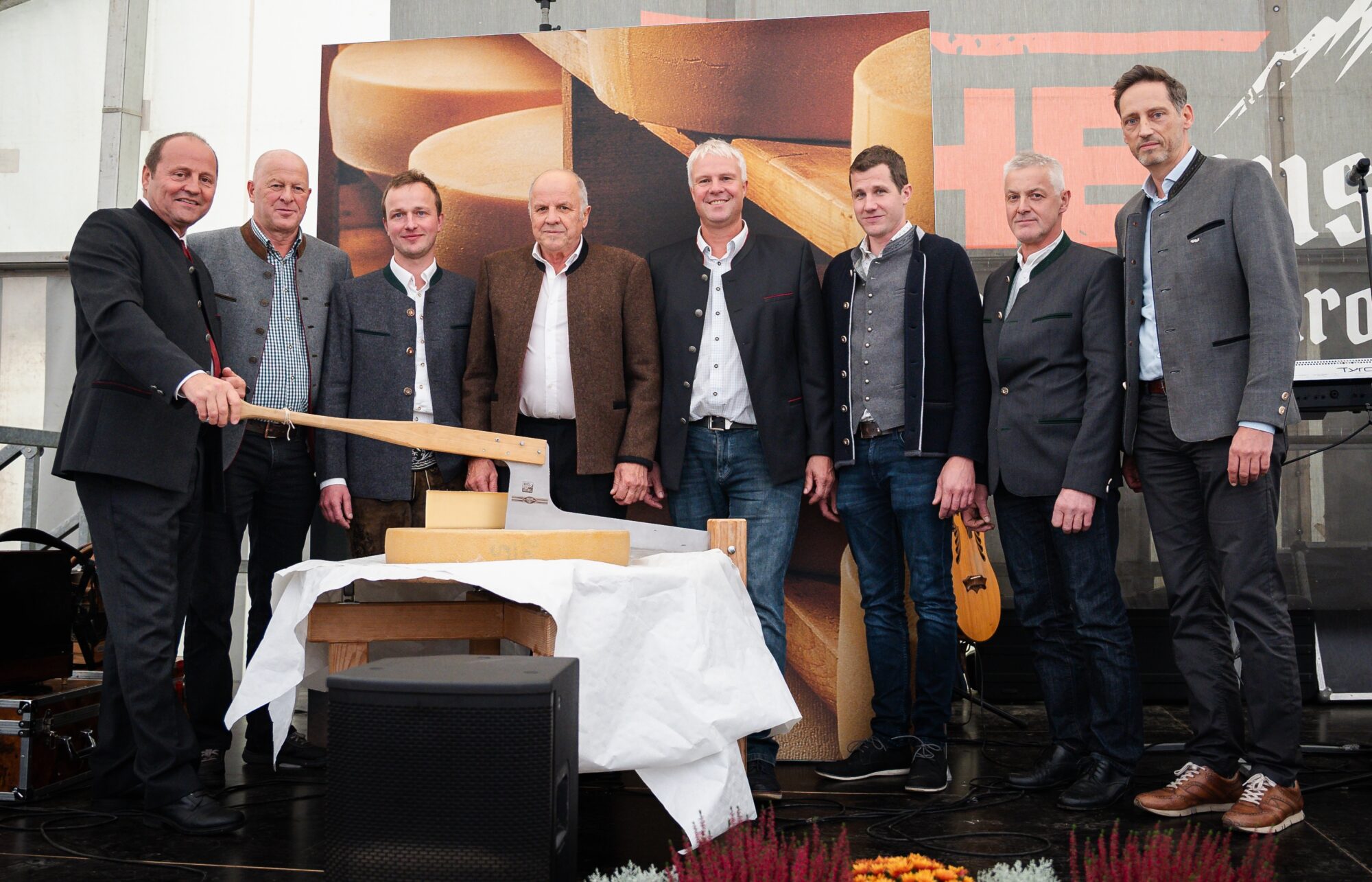 AMTirol_Events2024_Pressefoto_Anschnitt Tiroler Almkäse gU Anna Auer 2025-06-16 Diskutierten in Fügen zum Thema „Bewegung ist mehr als Sport“ (v.l.): Skisprung-Legende Toni Innauer, Thomas Rohregger (ehemaliger Rennradprofi, Sportnetzwerk Tirol), Sportwissenschaftlerin Elisabeth Happ (Universität Innsbruck), Anna-Maria Kogler (Sportnetzwerk Tirol), Christoph Ebenbichler (Skicrosser, Trainer und Sportwissenschaftler), Stefan Steinacher (Sportmoderator) und Bergläufer Markus Kröll. © LRTH
