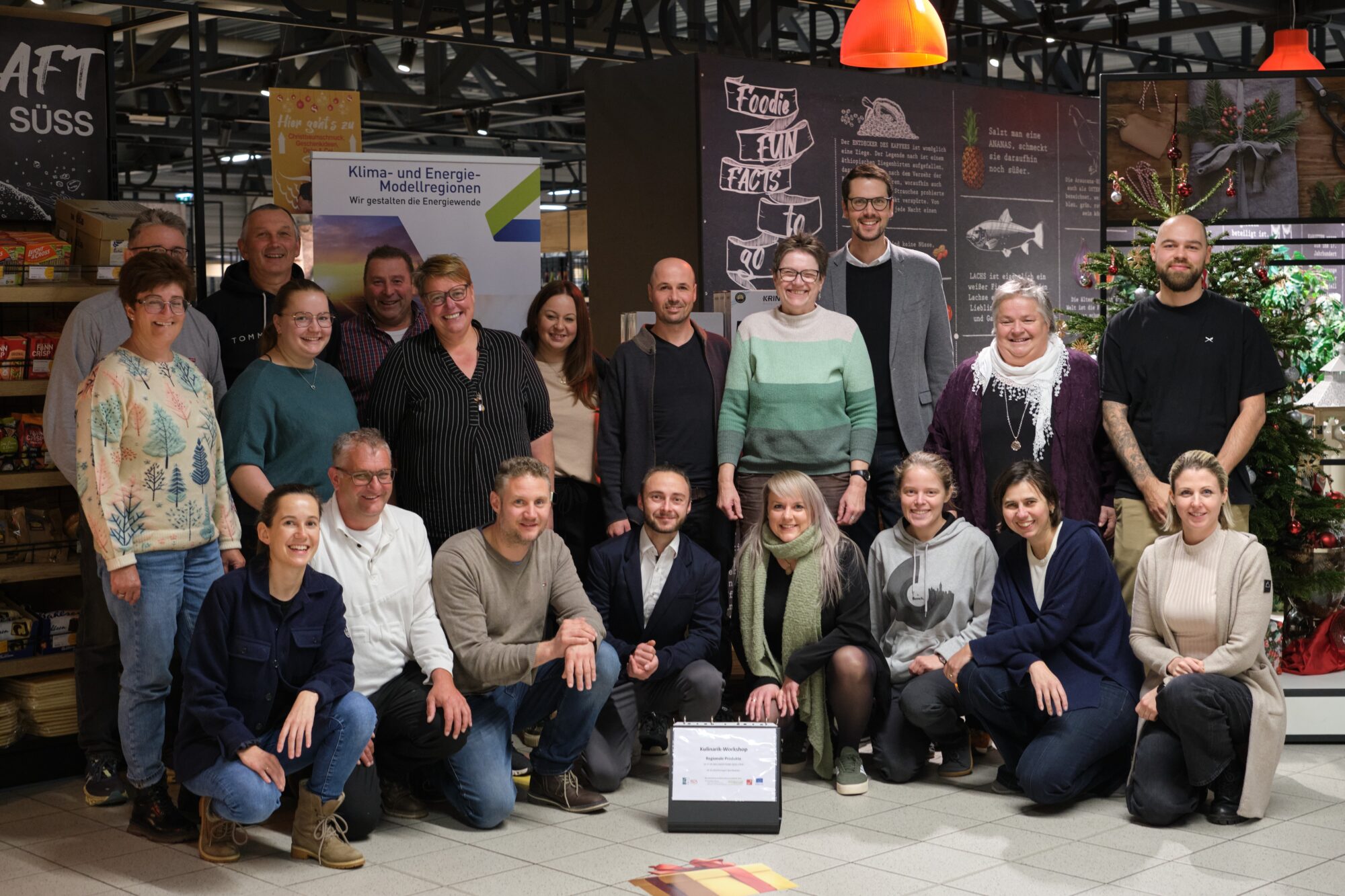 AMTirol_LIZ_Kulinarik Diskutierten in Fügen zum Thema „Bewegung ist mehr als Sport“ (v.l.): Skisprung-Legende Toni Innauer, Thomas Rohregger (ehemaliger Rennradprofi, Sportnetzwerk Tirol), Sportwissenschaftlerin Elisabeth Happ (Universität Innsbruck), Anna-Maria Kogler (Sportnetzwerk Tirol), Christoph Ebenbichler (Skicrosser, Trainer und Sportwissenschaftler), Stefan Steinacher (Sportmoderator) und Bergläufer Markus Kröll. © LRTH