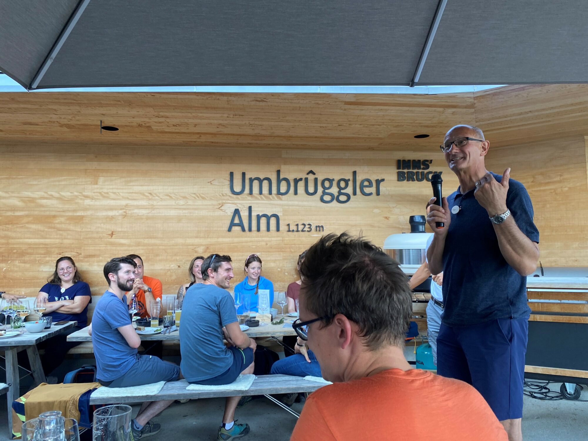 Diskutierten in Fügen zum Thema „Bewegung ist mehr als Sport“ (v.l.): Skisprung-Legende Toni Innauer, Thomas Rohregger (ehemaliger Rennradprofi, Sportnetzwerk Tirol), Sportwissenschaftlerin Elisabeth Happ (Universität Innsbruck), Anna-Maria Kogler (Sportnetzwerk Tirol), Christoph Ebenbichler (Skicrosser, Trainer und Sportwissenschaftler), Stefan Steinacher (Sportmoderator) und Bergläufer Markus Kröll. © LRTH