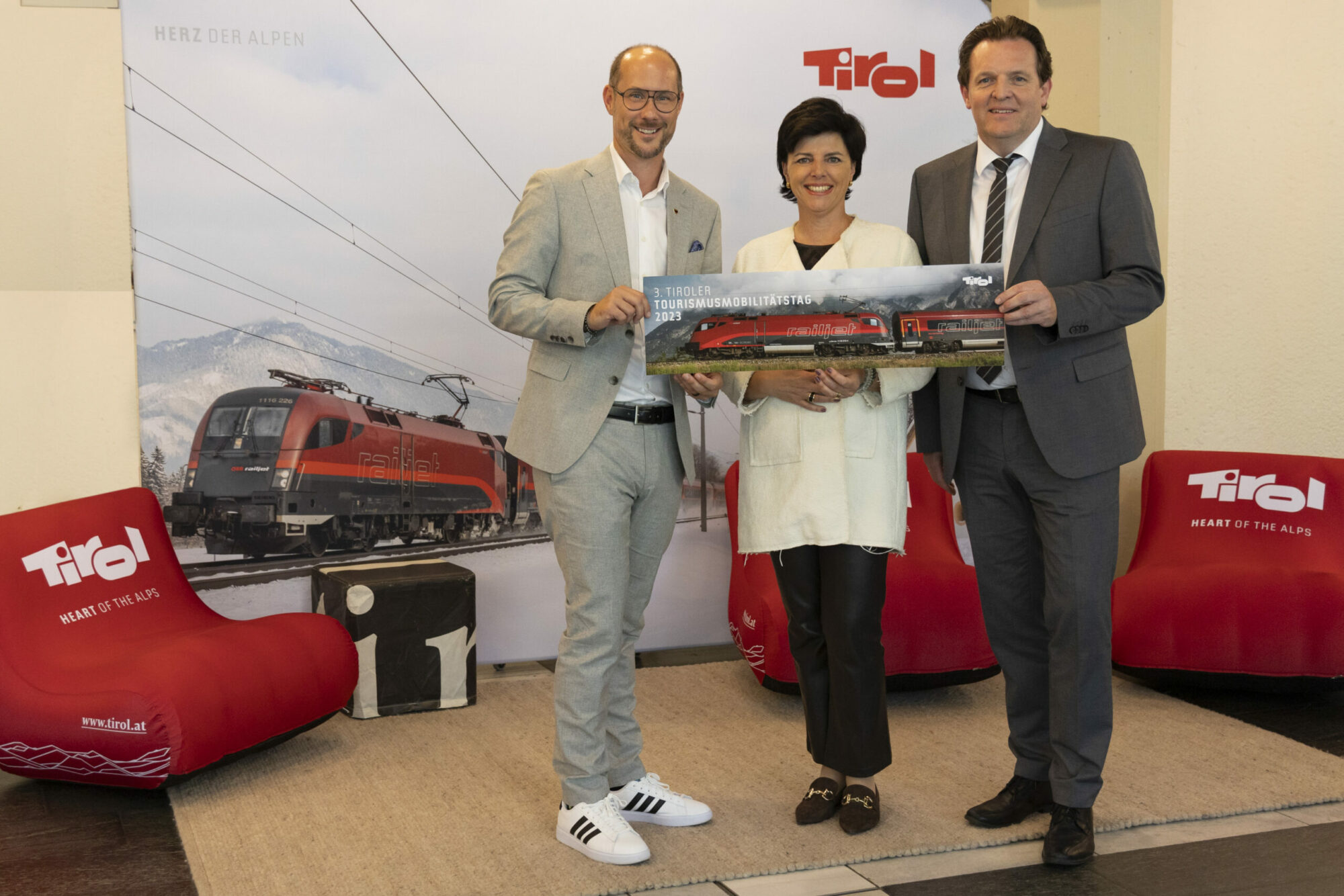 DieFotografen_IFO0512-scaled Diskutierten in Fügen zum Thema „Bewegung ist mehr als Sport“ (v.l.): Skisprung-Legende Toni Innauer, Thomas Rohregger (ehemaliger Rennradprofi, Sportnetzwerk Tirol), Sportwissenschaftlerin Elisabeth Happ (Universität Innsbruck), Anna-Maria Kogler (Sportnetzwerk Tirol), Christoph Ebenbichler (Skicrosser, Trainer und Sportwissenschaftler), Stefan Steinacher (Sportmoderator) und Bergläufer Markus Kröll. © LRTH