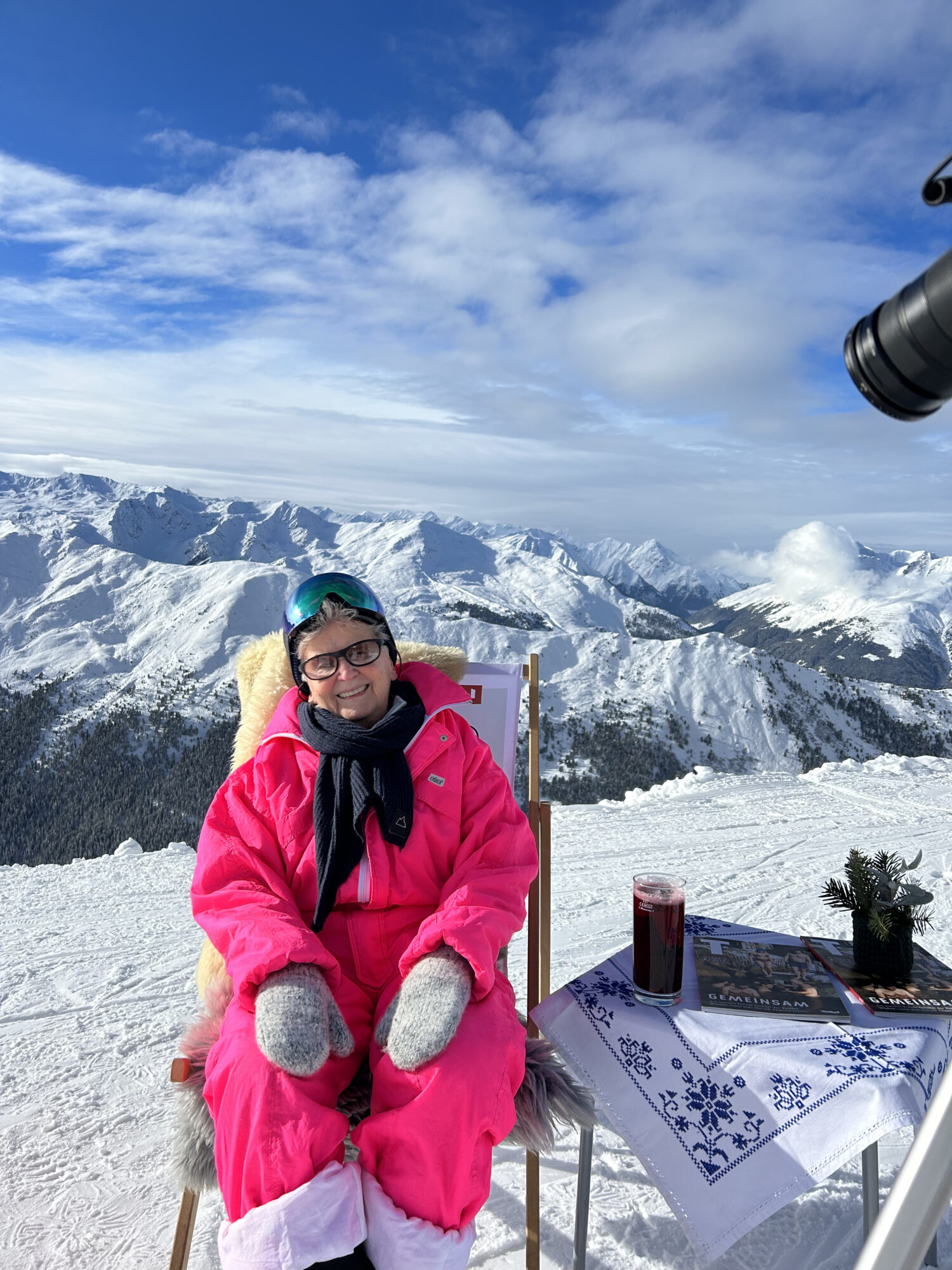 Diskutierten in Fügen zum Thema „Bewegung ist mehr als Sport“ (v.l.): Skisprung-Legende Toni Innauer, Thomas Rohregger (ehemaliger Rennradprofi, Sportnetzwerk Tirol), Sportwissenschaftlerin Elisabeth Happ (Universität Innsbruck), Anna-Maria Kogler (Sportnetzwerk Tirol), Christoph Ebenbichler (Skicrosser, Trainer und Sportwissenschaftler), Stefan Steinacher (Sportmoderator) und Bergläufer Markus Kröll. © LRTH