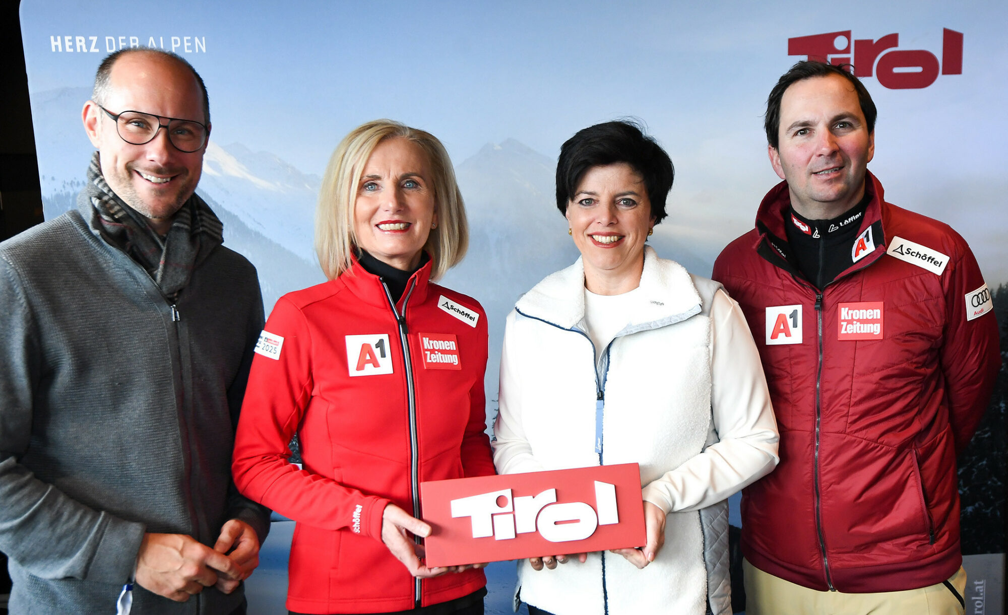 Diskutierten in Fügen zum Thema „Bewegung ist mehr als Sport“ (v.l.): Skisprung-Legende Toni Innauer, Thomas Rohregger (ehemaliger Rennradprofi, Sportnetzwerk Tirol), Sportwissenschaftlerin Elisabeth Happ (Universität Innsbruck), Anna-Maria Kogler (Sportnetzwerk Tirol), Christoph Ebenbichler (Skicrosser, Trainer und Sportwissenschaftler), Stefan Steinacher (Sportmoderator) und Bergläufer Markus Kröll. © LRTH