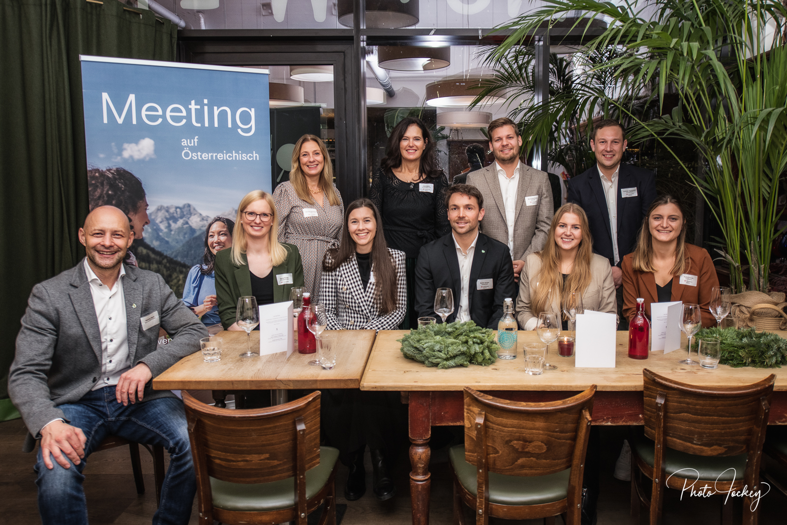 ÖW Events_Muenchen_PhotoJockey Diskutierten in Fügen zum Thema „Bewegung ist mehr als Sport“ (v.l.): Skisprung-Legende Toni Innauer, Thomas Rohregger (ehemaliger Rennradprofi, Sportnetzwerk Tirol), Sportwissenschaftlerin Elisabeth Happ (Universität Innsbruck), Anna-Maria Kogler (Sportnetzwerk Tirol), Christoph Ebenbichler (Skicrosser, Trainer und Sportwissenschaftler), Stefan Steinacher (Sportmoderator) und Bergläufer Markus Kröll. © LRTH