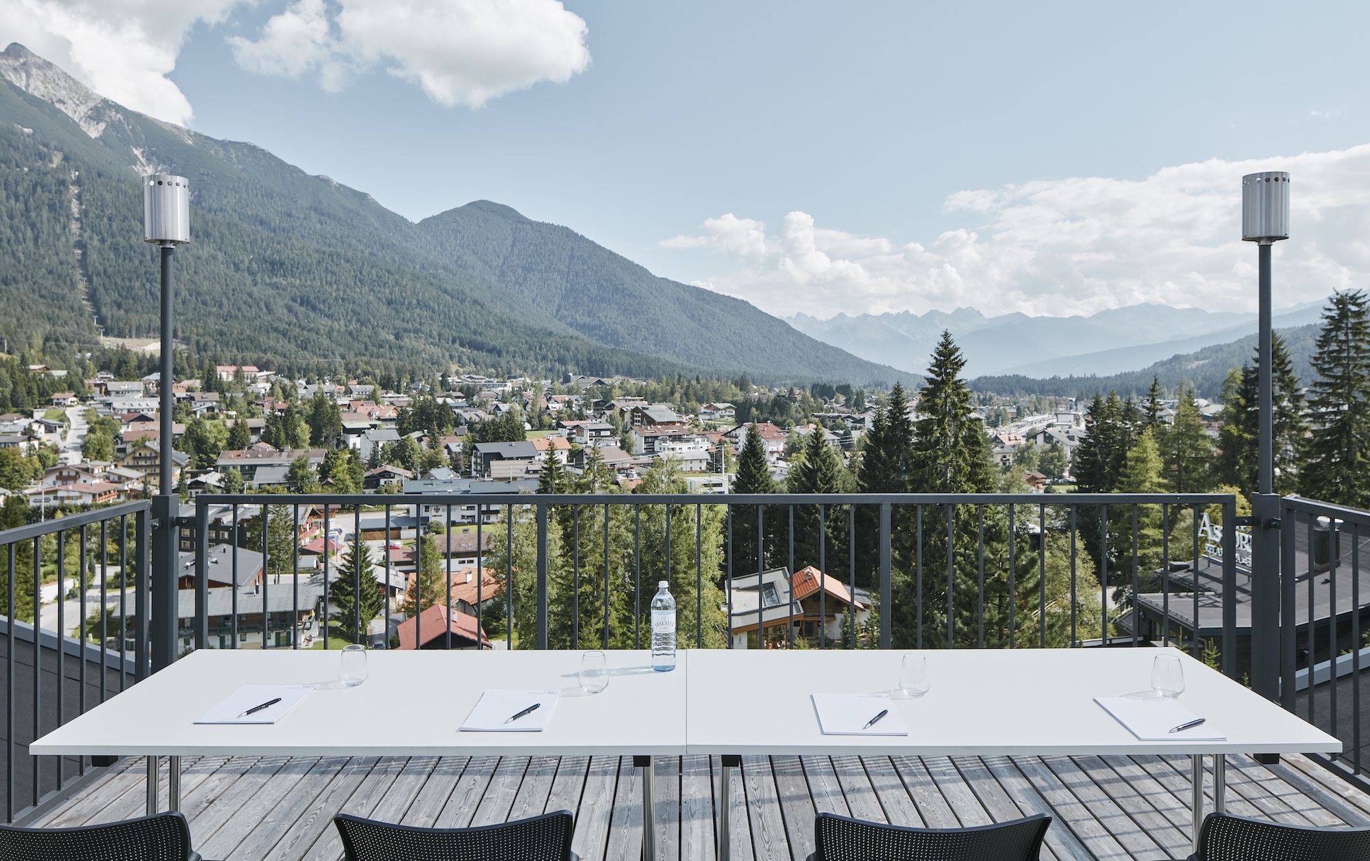 Diskutierten in Fügen zum Thema „Bewegung ist mehr als Sport“ (v.l.): Skisprung-Legende Toni Innauer, Thomas Rohregger (ehemaliger Rennradprofi, Sportnetzwerk Tirol), Sportwissenschaftlerin Elisabeth Happ (Universität Innsbruck), Anna-Maria Kogler (Sportnetzwerk Tirol), Christoph Ebenbichler (Skicrosser, Trainer und Sportwissenschaftler), Stefan Steinacher (Sportmoderator) und Bergläufer Markus Kröll. © LRTH