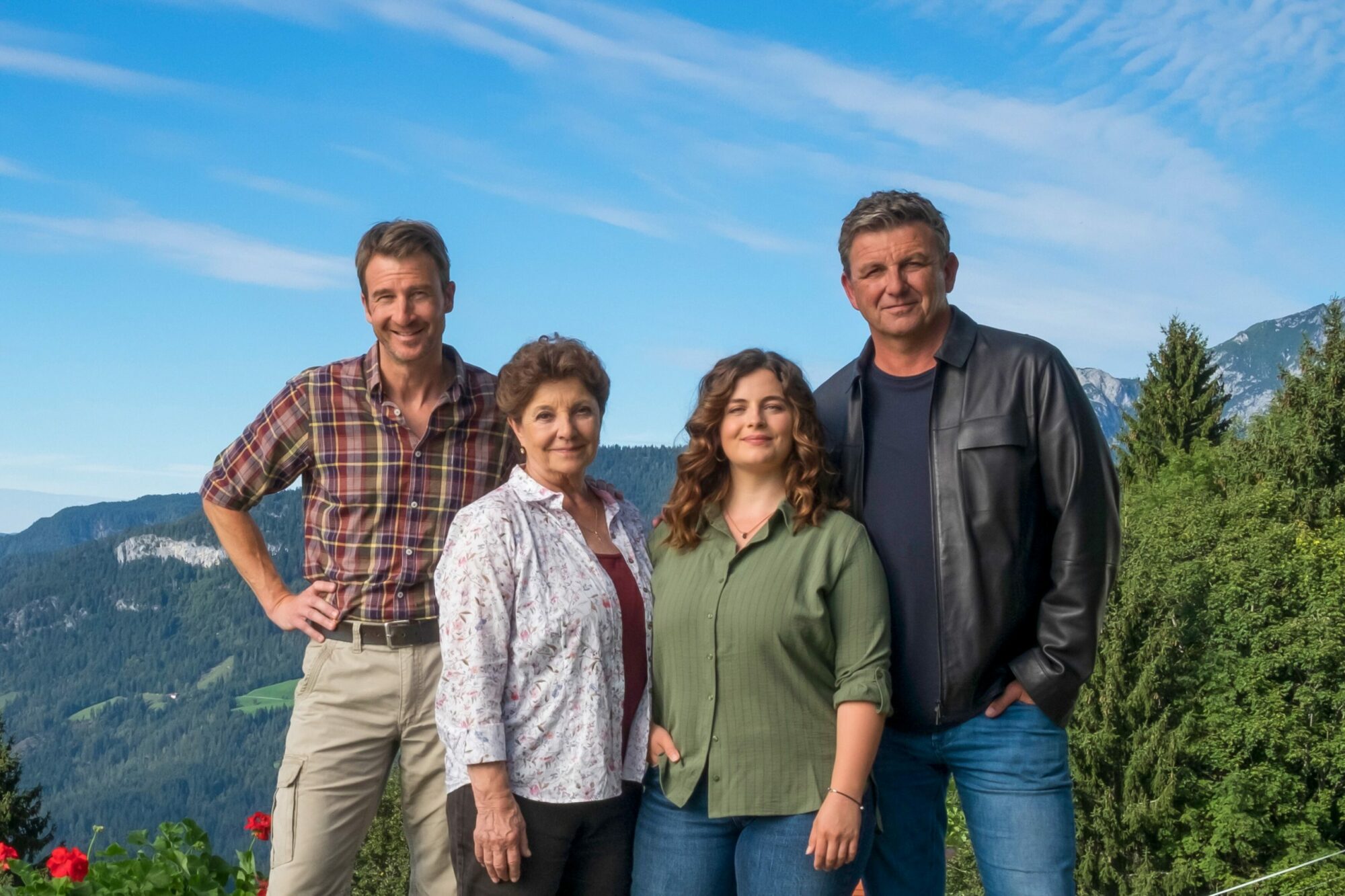 der-bergdoktor-staffel-17-orf-zdf-erika-haurijpg-scaled Diskutierten in Fügen zum Thema „Bewegung ist mehr als Sport“ (v.l.): Skisprung-Legende Toni Innauer, Thomas Rohregger (ehemaliger Rennradprofi, Sportnetzwerk Tirol), Sportwissenschaftlerin Elisabeth Happ (Universität Innsbruck), Anna-Maria Kogler (Sportnetzwerk Tirol), Christoph Ebenbichler (Skicrosser, Trainer und Sportwissenschaftler), Stefan Steinacher (Sportmoderator) und Bergläufer Markus Kröll. © LRTH