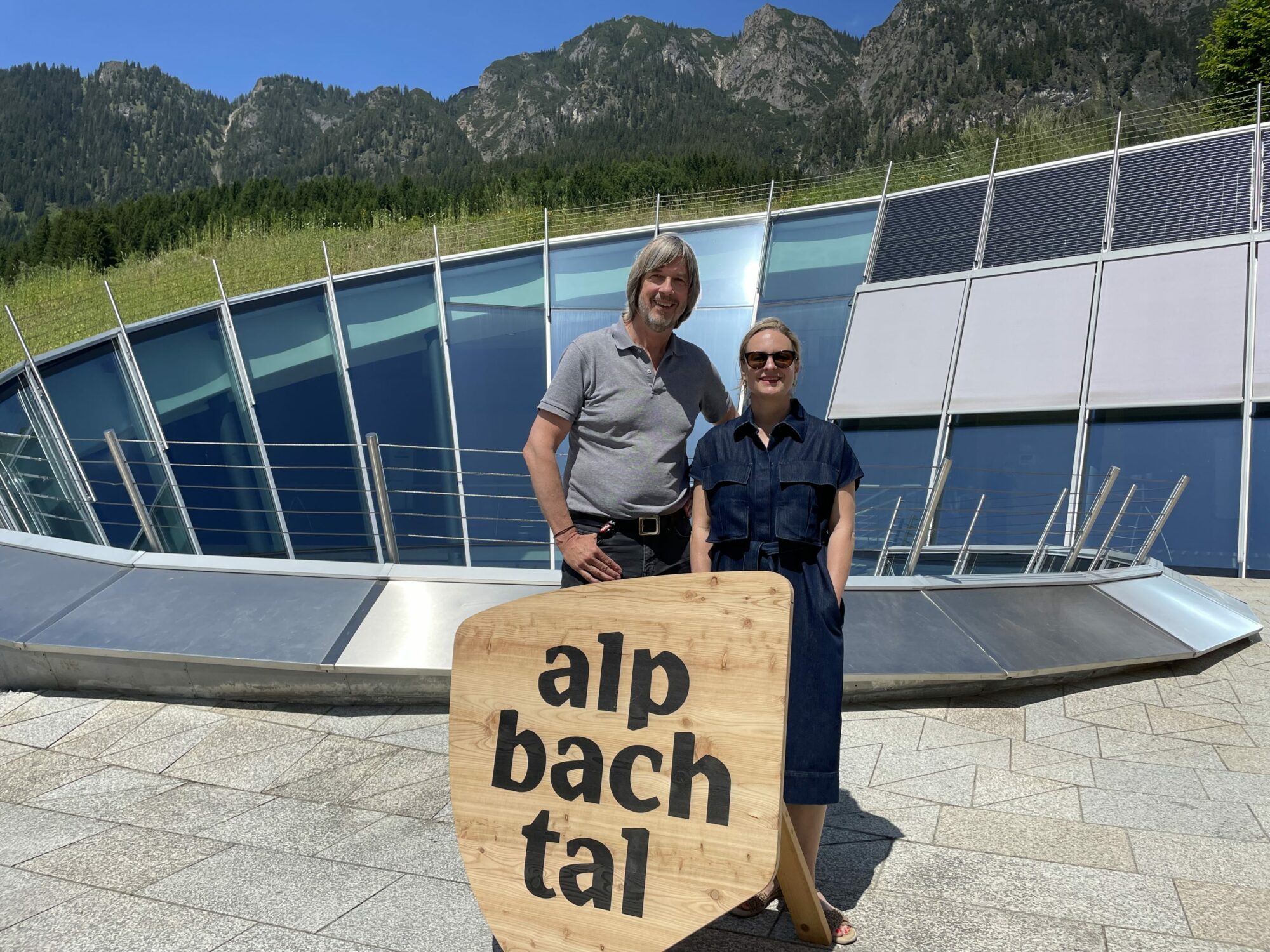 eave-in-tirol-cine-tirol-scaled Diskutierten in Fügen zum Thema „Bewegung ist mehr als Sport“ (v.l.): Skisprung-Legende Toni Innauer, Thomas Rohregger (ehemaliger Rennradprofi, Sportnetzwerk Tirol), Sportwissenschaftlerin Elisabeth Happ (Universität Innsbruck), Anna-Maria Kogler (Sportnetzwerk Tirol), Christoph Ebenbichler (Skicrosser, Trainer und Sportwissenschaftler), Stefan Steinacher (Sportmoderator) und Bergläufer Markus Kröll. © LRTH