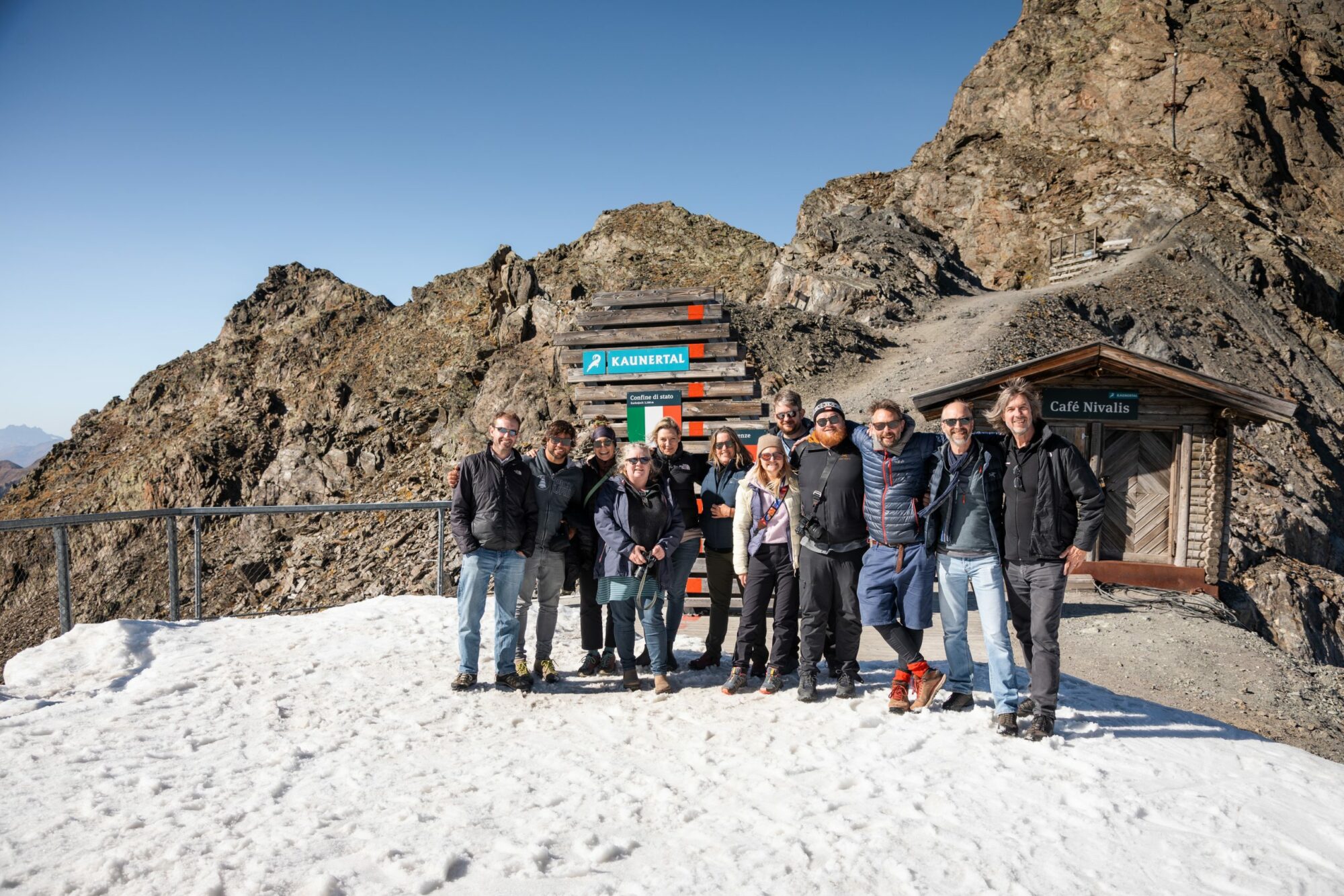 karlesjoch-tvb-tiroler-oberland-kaunertal-severin-wegener-scaled Diskutierten in Fügen zum Thema „Bewegung ist mehr als Sport“ (v.l.): Skisprung-Legende Toni Innauer, Thomas Rohregger (ehemaliger Rennradprofi, Sportnetzwerk Tirol), Sportwissenschaftlerin Elisabeth Happ (Universität Innsbruck), Anna-Maria Kogler (Sportnetzwerk Tirol), Christoph Ebenbichler (Skicrosser, Trainer und Sportwissenschaftler), Stefan Steinacher (Sportmoderator) und Bergläufer Markus Kröll. © LRTH